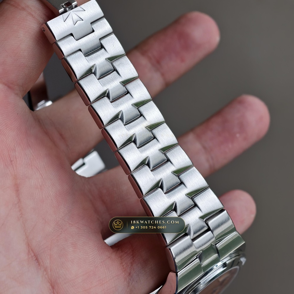 Vacheron Constantin Overseas Self-Winding 41mm 950 Platinum Ref. 2500V/220P-H028 — Studio Gallery Plate VII in 950 Platinum Pt950 (241.6g Verified Mass, Vacheron Constantin Cal. 5100 - 22K Gold Maltese Rotor)