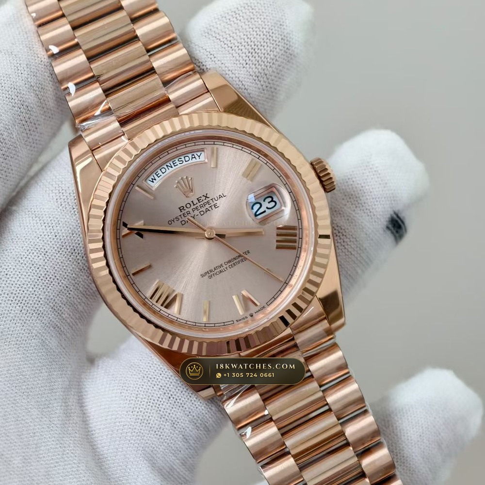 Rolex Day-Date 40 18K Everose Gold Sapphire Caseback Spec Ref. 228235 — Studio Gallery Plate II in 18K Rose Gold Au750 (210.5g Verified Mass, Rolex Manufacture Cal. 3255 - 70h Power Reserve)