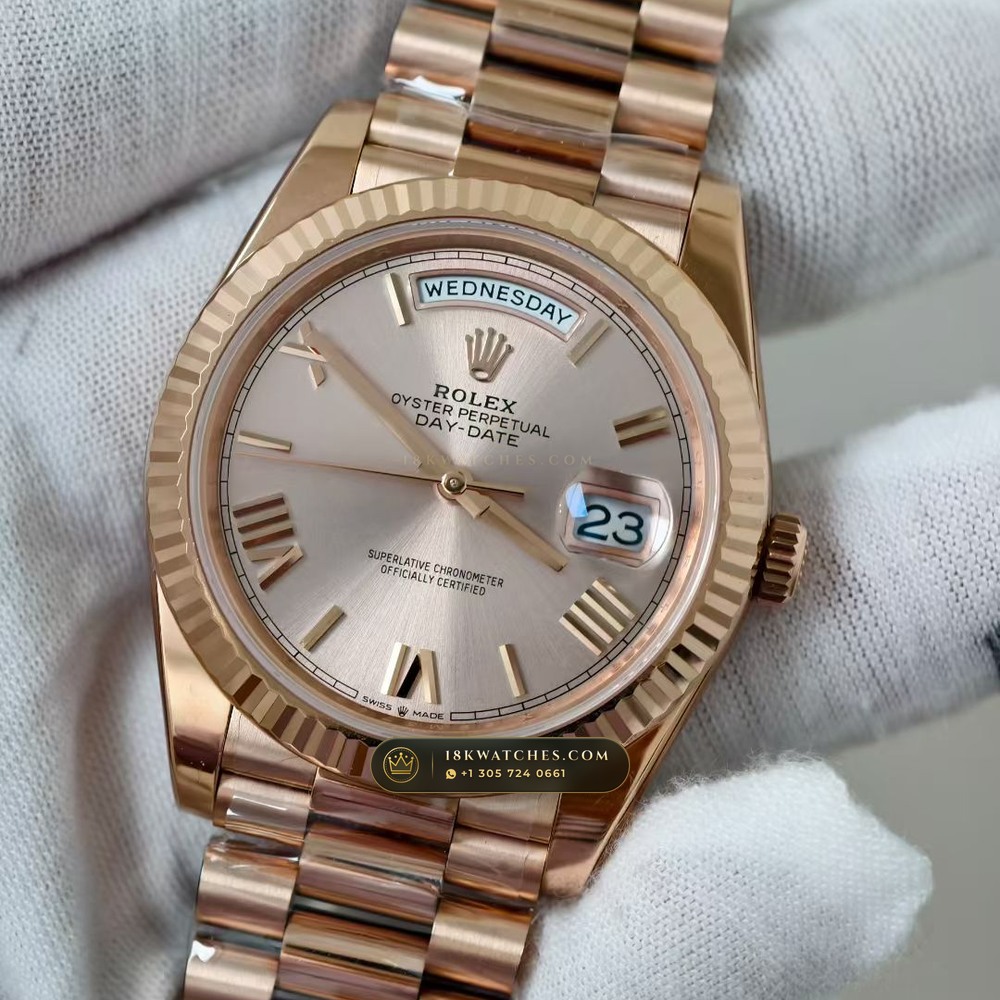Rolex Day-Date 40 18K Everose Gold Sapphire Caseback Spec Ref. 228235 — Studio Gallery Plate III in 18K Rose Gold Au750 (210.5g Verified Mass, Rolex Manufacture Cal. 3255 - 70h Power Reserve)