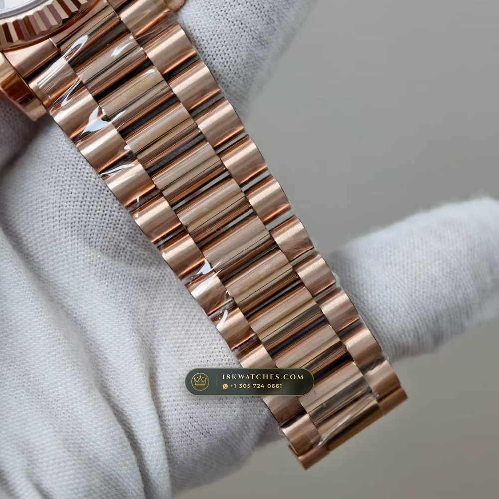 Rolex Day-Date 40 18K Everose Gold Sapphire Caseback Spec Ref. 228235 — Studio Gallery Plate IV in 18K Rose Gold Au750 (210.5g Verified Mass, Rolex Manufacture Cal. 3255 - 70h Power Reserve)
