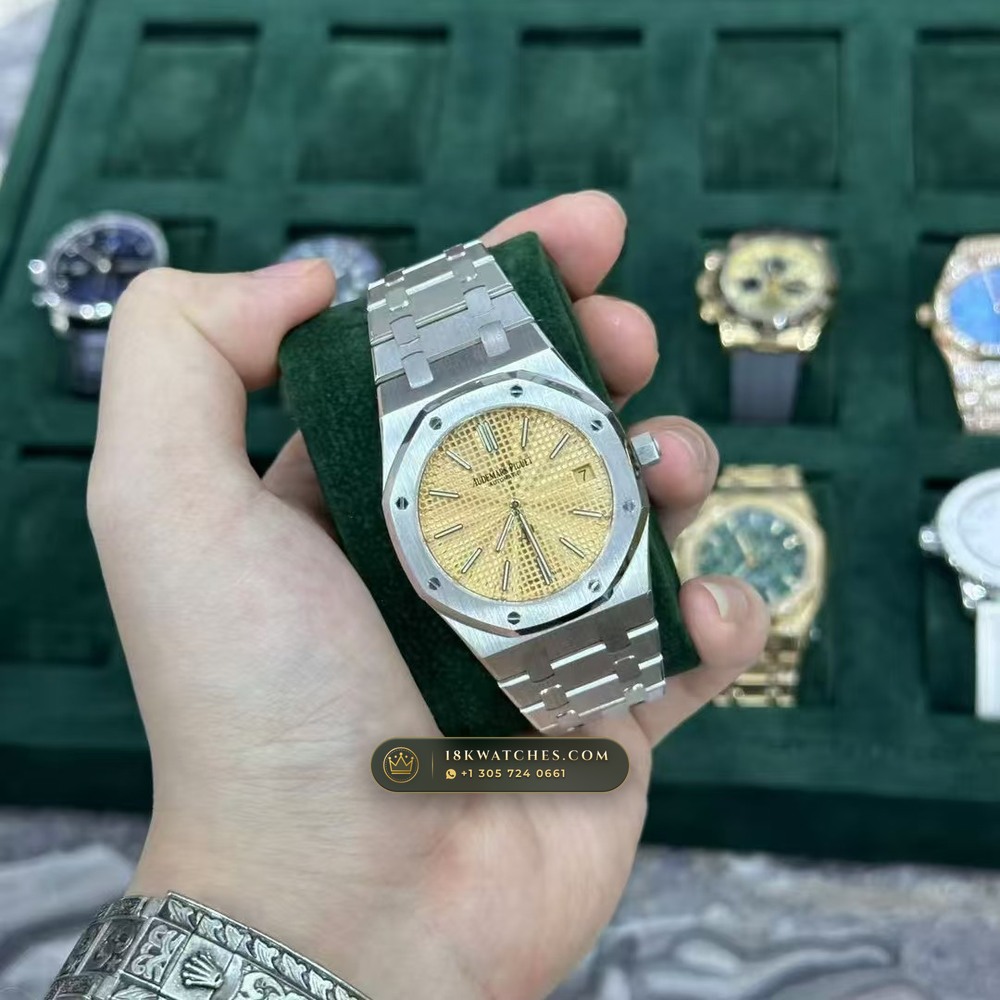 Audemars Piguet Royal Oak Jumbo Extra-Thin 39mm Salmon Dial 18K White Gold Ref. 15202BC.OO.1240BC.01 — Studio Gallery Plate X in 18K White Gold Au750 (174.3g Verified Mass, Audemars Piguet Cal. 2121 Ultra-Thin)