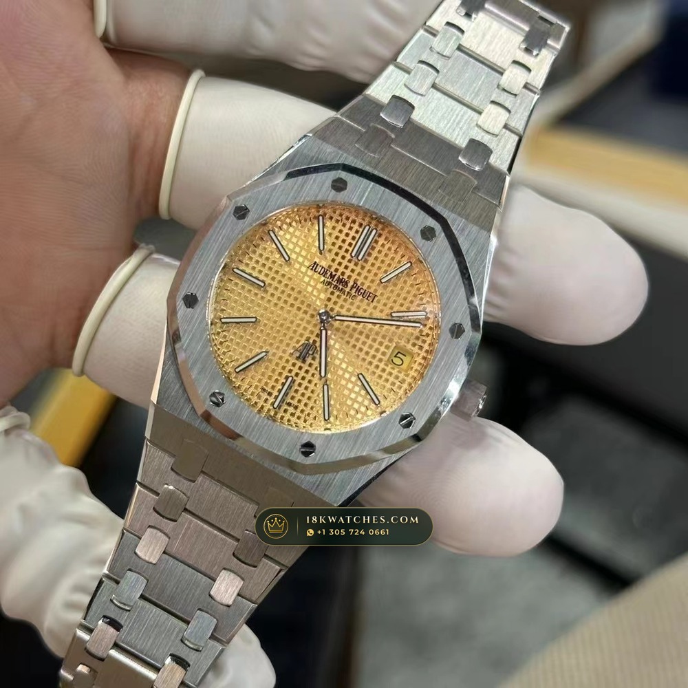 Audemars Piguet Royal Oak Jumbo Extra-Thin 39mm Salmon Dial 18K White Gold Ref. 15202BC.OO.1240BC.01 — Studio Gallery Plate III in 18K White Gold Au750 (174.3g Verified Mass, Audemars Piguet Cal. 2121 Ultra-Thin)