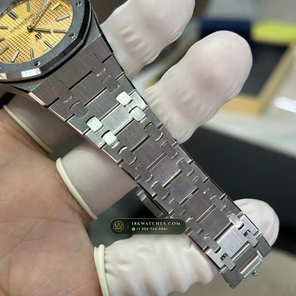 Audemars Piguet Royal Oak Jumbo Extra-Thin 39mm Salmon Dial 18K White Gold Ref. 15202BC.OO.1240BC.01 — Studio Gallery Plate IV in 18K White Gold Au750 (174.3g Verified Mass, Audemars Piguet Cal. 2121 Ultra-Thin)