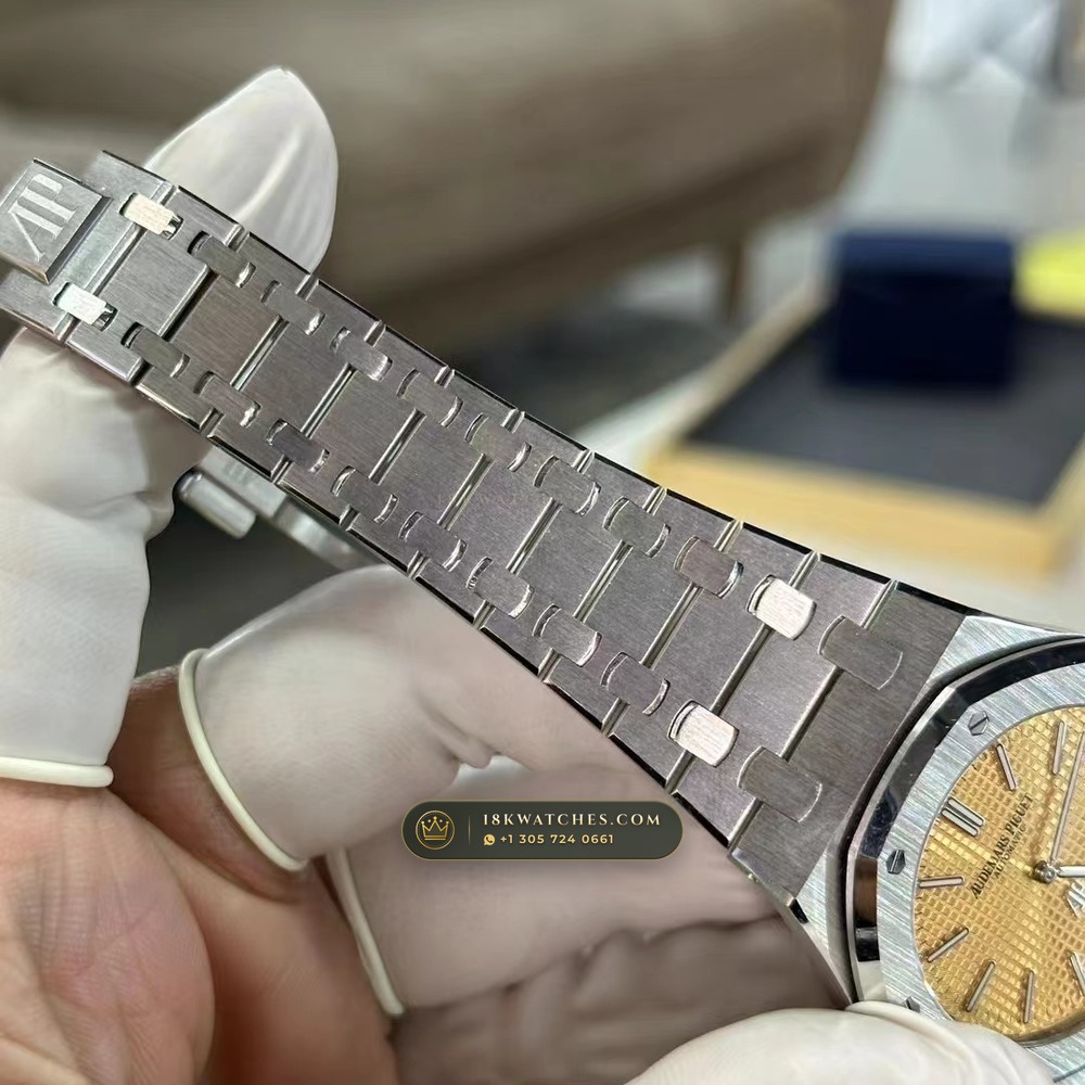 Audemars Piguet Royal Oak Jumbo Extra-Thin 39mm Salmon Dial 18K White Gold Ref. 15202BC.OO.1240BC.01 — Studio Gallery Plate V in 18K White Gold Au750 (174.3g Verified Mass, Audemars Piguet Cal. 2121 Ultra-Thin)
