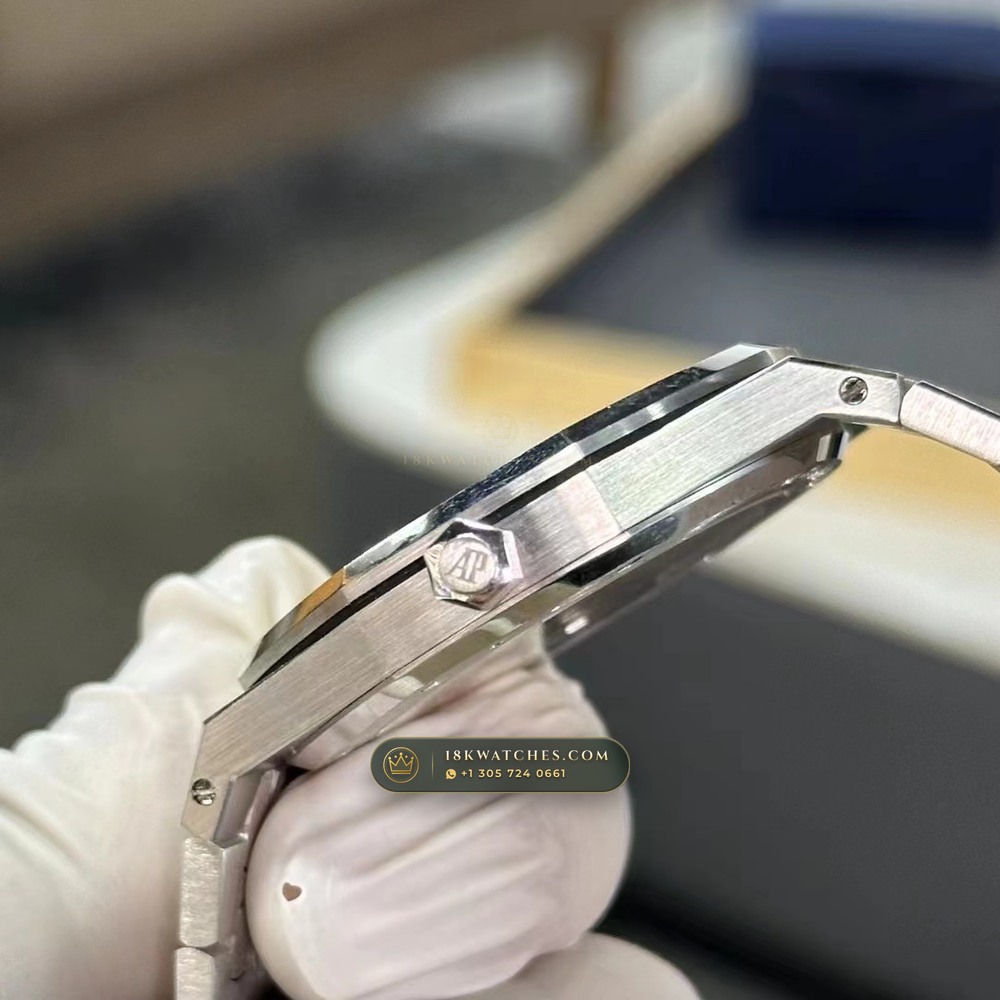 Audemars Piguet Royal Oak Jumbo Extra-Thin 39mm Salmon Dial 18K White Gold Ref. 15202BC.OO.1240BC.01 — Studio Gallery Plate VI in 18K White Gold Au750 (174.3g Verified Mass, Audemars Piguet Cal. 2121 Ultra-Thin)