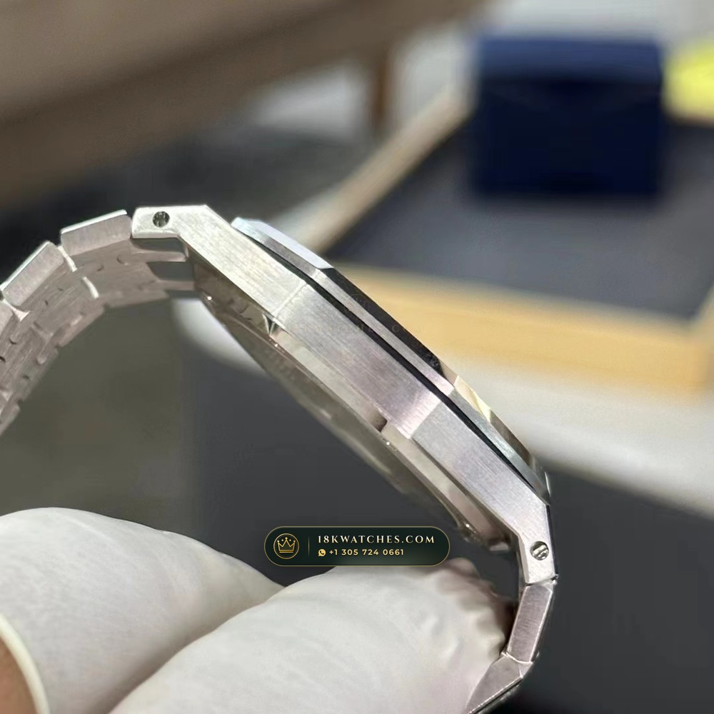 Audemars Piguet Royal Oak Jumbo Extra-Thin 39mm Salmon Dial 18K White Gold Ref. 15202BC.OO.1240BC.01 — Studio Gallery Plate VII in 18K White Gold Au750 (174.3g Verified Mass, Audemars Piguet Cal. 2121 Ultra-Thin)