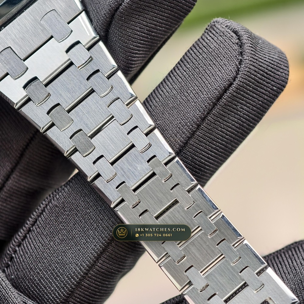 Audemars Piguet Royal Oak Selfwinding 37mm Sapphire Caseback Spec Ref. 15450ST — Studio Gallery Plate VI in 904L Stainless Steel Custom Architecture (132.2g Verified Mass, Audemars Piguet Cal. 3120 / Cal. 5900)