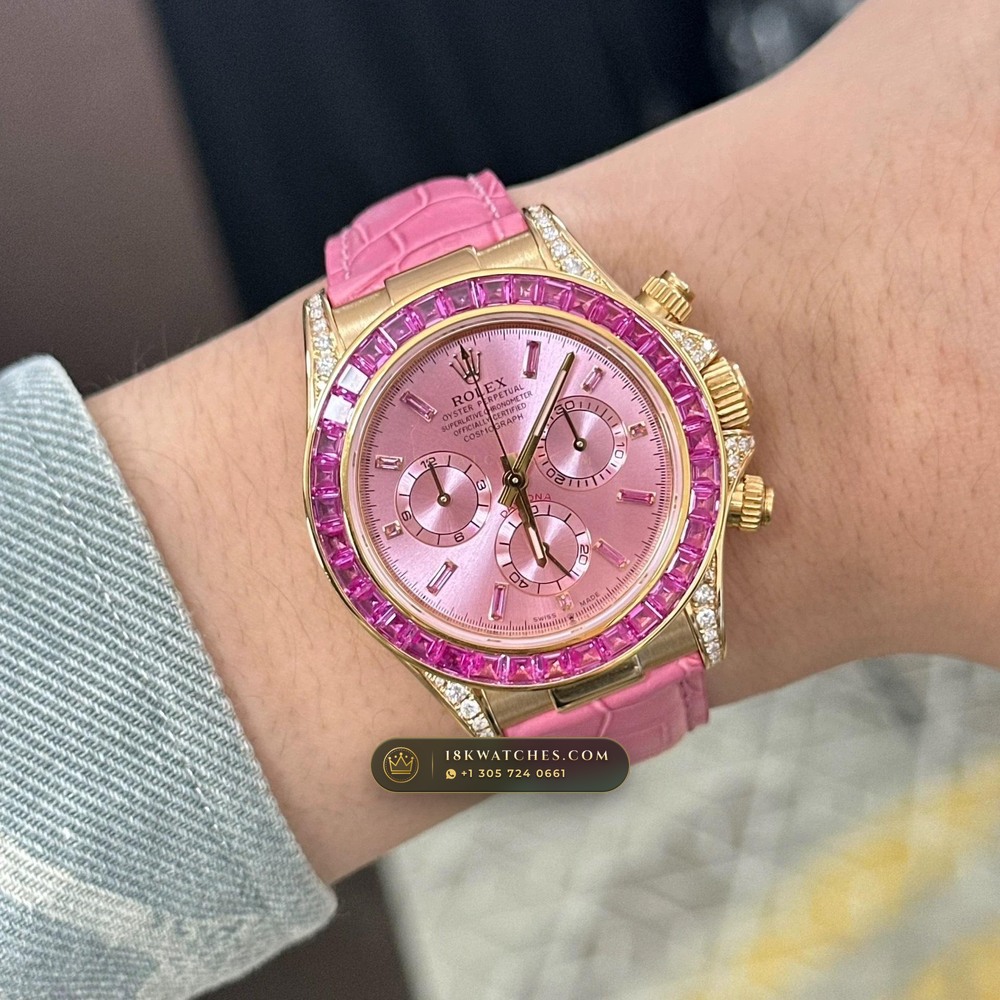 Rolex Cosmograph Daytona Barbie Pink Opal & Ruby 18K Yellow Gold Deep Crystal Optics Ref. 126538TBR — Studio Gallery Plate II in 18K Yellow Gold Au750 (160.1g Verified Mass, Rolex Manufacture Cal. 4131 - 72h Power Reserve)
