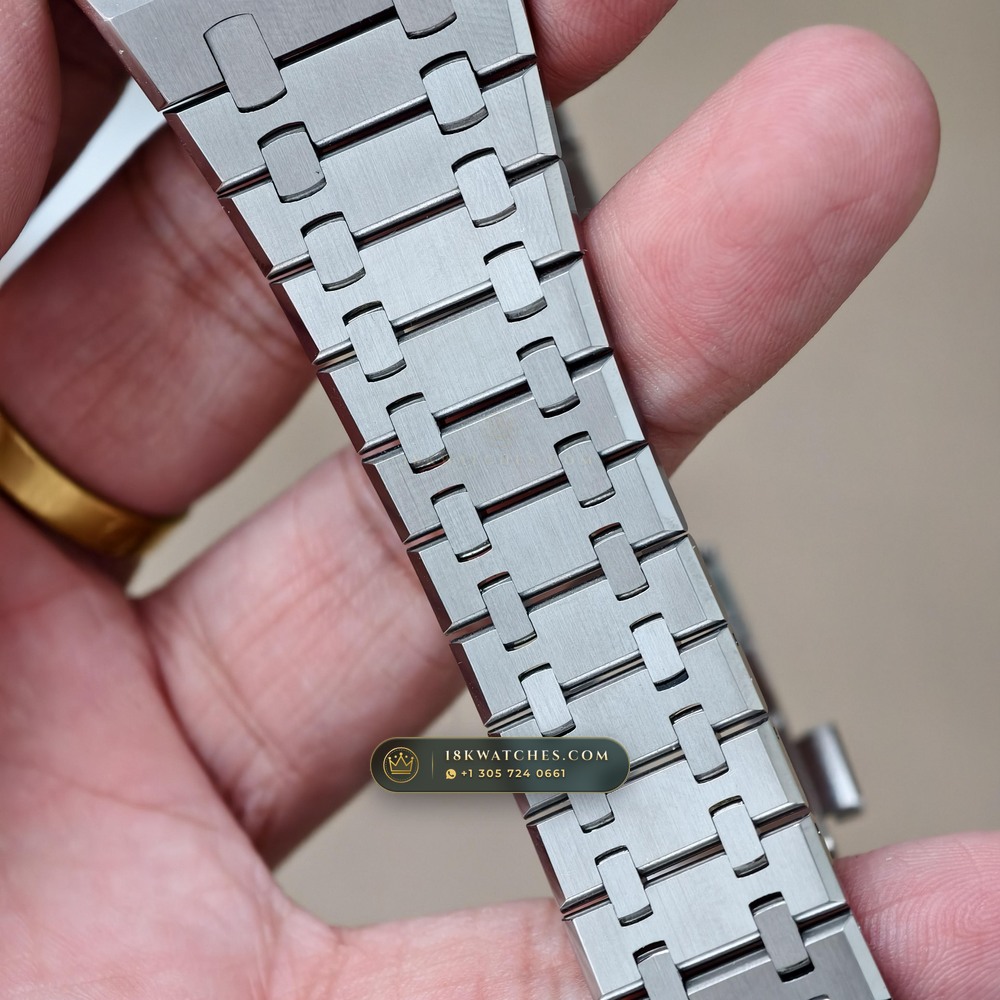 Audemars Piguet Royal Oak Selfwinding 41mm Sunray Emerald / Khaki Green Dial Custom SW Dial Deep Crystal Optics Ref. 15510ST — Studio Gallery Plate VII in 904L Stainless Steel Custom Architecture (166.5g Verified Mass, Audemars Piguet Cal. 4302 - 70h Power Reserve)