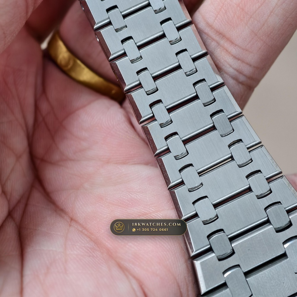 Audemars Piguet Royal Oak Selfwinding 41mm Sunray Emerald / Khaki Green Dial Custom SW Dial Deep Crystal Optics Ref. 15510ST — Studio Gallery Plate VIII in 904L Stainless Steel Custom Architecture (166.5g Verified Mass, Audemars Piguet Cal. 4302 - 70h Power Reserve)